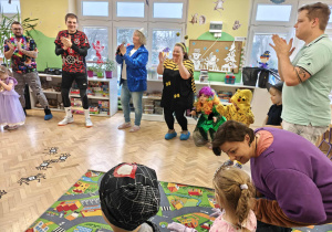 Karnawałowe zabawy z najbliższymi.