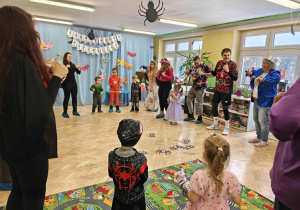 Karnawałowe zabawy z najbliższymi.