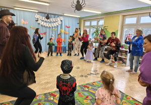 Karnawałowe zabawy z najbliższymi.