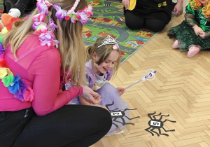 Karnawałowe zabawy z najbliższymi - pająki i cyfry.