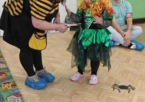 Karnawałowe zabawy z najbliższymi - pająki i cyfry.