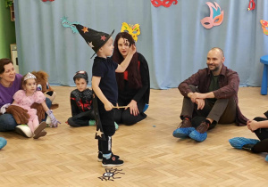 Karnawałowe zabawy z najbliższymi - pająki i cyfry.