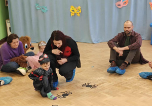 Karnawałowe zabawy z najbliższymi - pająki i cyfry.