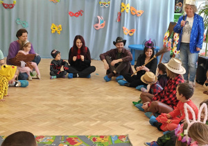 Karnawałowa zabawa z miotłą.