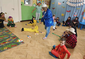 Karnawałowe zabawa - przeliczanie klaunów.