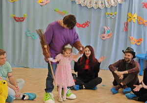 Karnawałowa zabawa z miotłą.