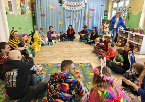 Karnawałowa zabawa z miotłą.