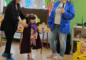 Dziecko z Rodzicem szuka pary takich samych klaunów.