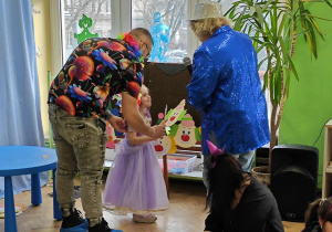 Dziecko z Rodzicem szuka pary takich samych klaunów.