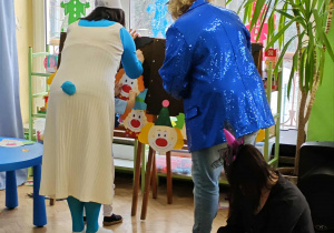 Dziecko z Rodzicem szuka pary takich samych klaunów.