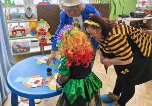 Dziecko z Rodzicem szuka pary takich samych klaunów.