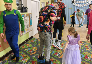 Karnawałowe zabawy z najbliższymi.