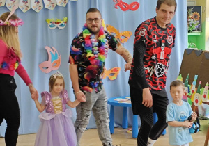 Karnawałowe zabawy z najbliższymi.