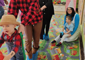 Karnawałowe zabawy z najbliższymi.