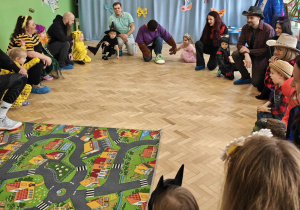 Karnawałowe zabawy z najbliższymi.