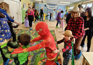 Karnawałowe zabawy z najbliższymi.