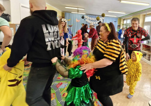 Karnawałowe zabawy z najbliższymi.