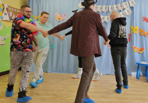 Panowie prezentują swoje karnawałowe stroje.