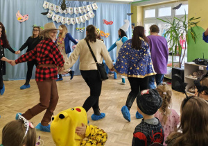 Panie prezentują swoje karnawałowe stroje.