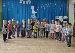 Dzieci z grupy najmłodszej śpiewają piosenkę o zimie.