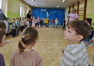 Dzieci stoją w kole.