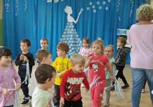 Dzieci z grupy niebieskiej śpiewają piosenkę o śnieżce.
