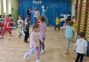 Dzieci z grupy niebieskiej śpiewają piosenkę o śnieżce.