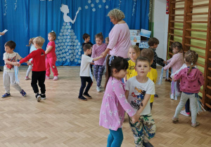 Dzieci z grupy niebieskiej śpiewają piosenkę o śnieżce.