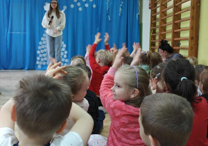 Dzieci wyklaskują rytm słyszanego utworu.