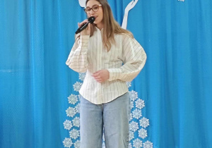 Wokalistka śpiewa znane piosenki w różnych językach.