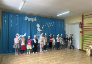 Dzieci śpiewają piosenkę.