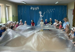 Dzieci biorą udział w zabawie sensorycznej.