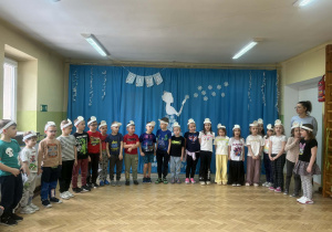 Dzieci śpiewają piosenkę.