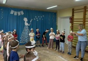 Dzieci biorą udział w zabawie ruchowej.