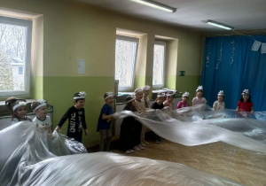 Dzieci biorą udział w zabawie sensorycznej.