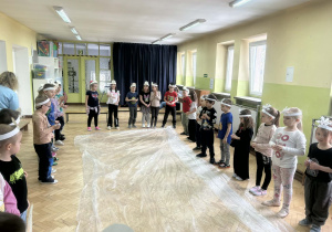 Dzieci biorą udział w zabawie ruchowej.