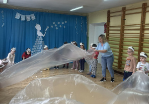 Dzieci biorą udział w zabawie sensorycznej.