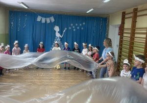 Dzieci biorą udział w zabawie sensorycznej.