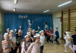 Dzieci biorą udział w zabawie ruchowej.