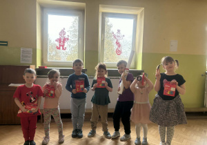 Dzieci otrzymały nagrody w ramach podziękowania za udział w przeglądzie.