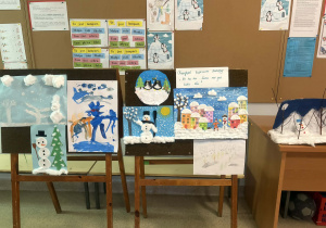 Prace dzieci ozdobiły hol.