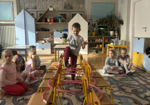 Dzieci biorą udział w zabawie ruchowej.