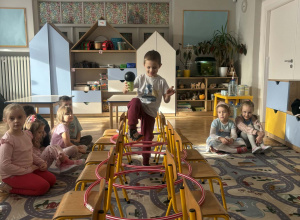 Zabawa ruchowa doskonaląca kooradynację