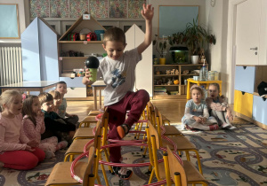 Dzieci biorą udział w zabawie ruchowej.