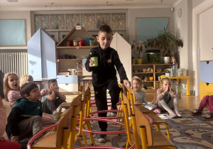 Dzieci biorą udział w zabawie ruchowej.