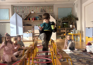 Dzieci biorą udział w zabawie ruchowej.