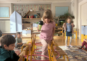 Dzieci biorą udział w zabawie ruchowej.