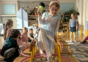 Dzieci biorą udział w zabawie ruchowej.