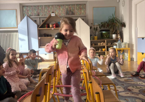 Dzieci biorą udział w zabawie ruchowej.