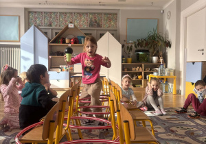 Dzieci biorą udział w zabawie ruchowej.